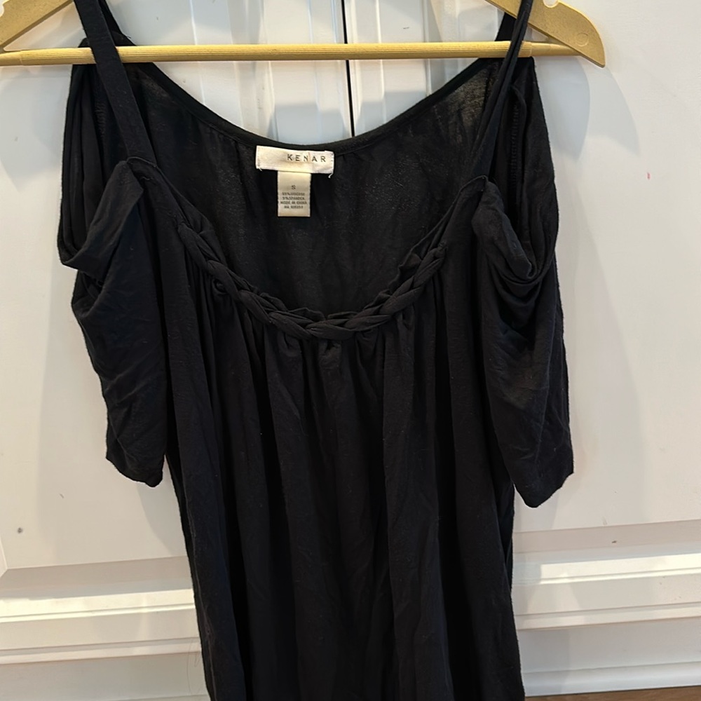 Kenner open shoulder/loose fitting shirt in size small. Blk